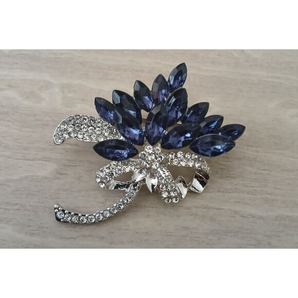 NEW Blue Crystal Rhinestone Bouquet Brooch Pin Silver Tone Beautiful Elegant - Picture 2 of 6